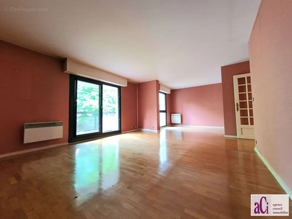 Toad - 4-Piece Apartment with Balcony in Chatillon
