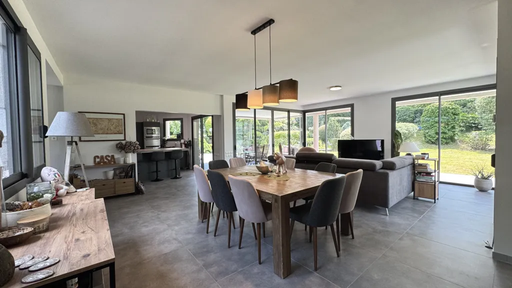 Dining Room - Contemporary Villa with Pool in La Talaudière