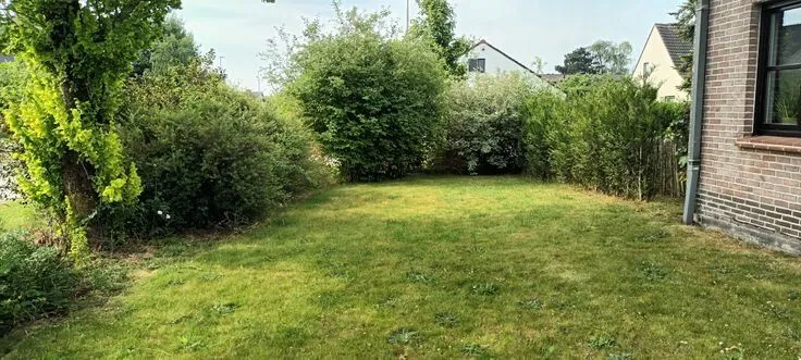 Jardin - Villa Spacieuse avec Jardin dans un Quartier Résidentiel