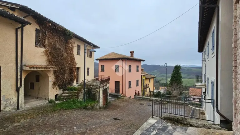 Casa semindipendente da ristrutturare con giardino a Serravalle di Chienti