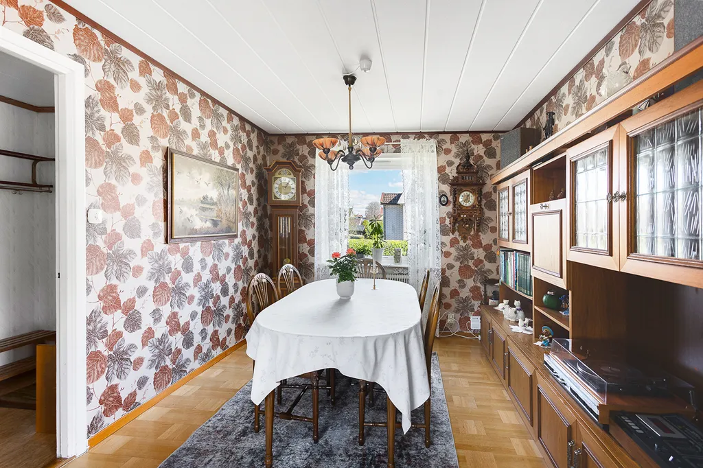 Söögituba - 1955 Villa with Garden in Laxå