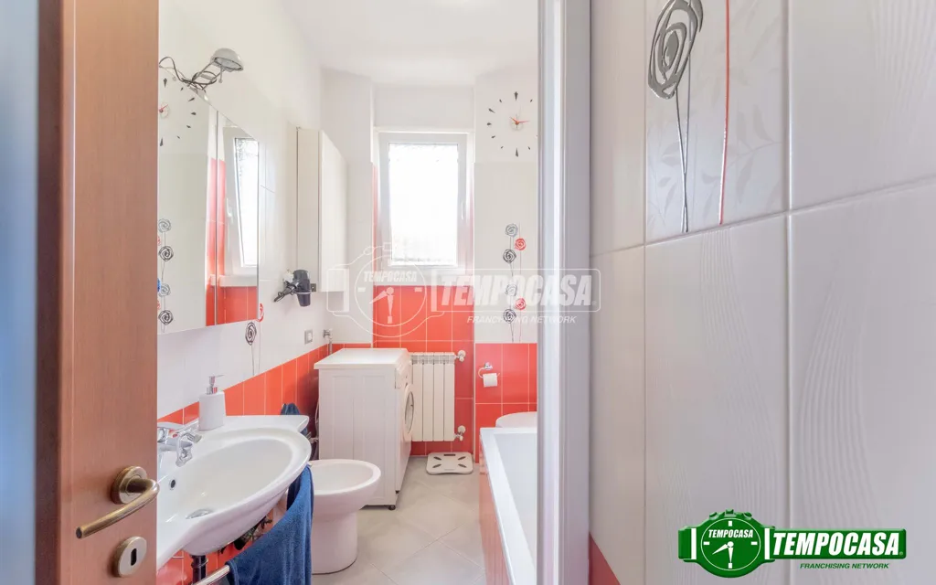 Salles de bain - Brightly Laid-Out Flat with Balcony in Milan