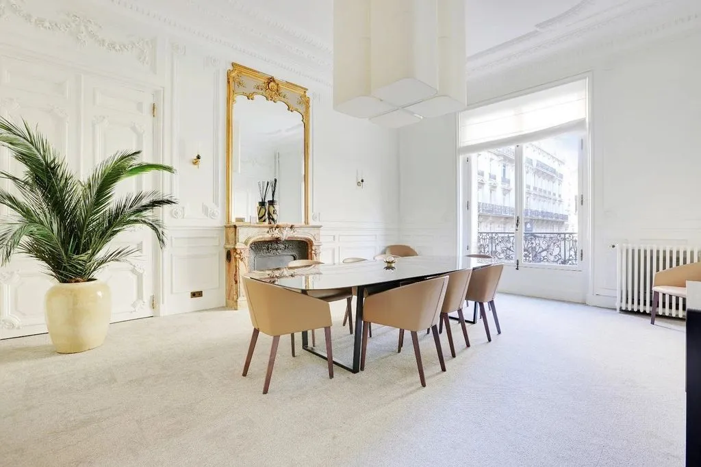 Salle à manger - Espace de Bureau Haussmannien dans le Triangle d'Or