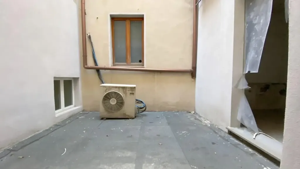 Garden - Restoration-Ready Apartment with Terrace in Pontedera