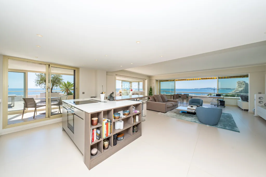 Cucina - Panoramic Sea View Penthouse in Nice Marina