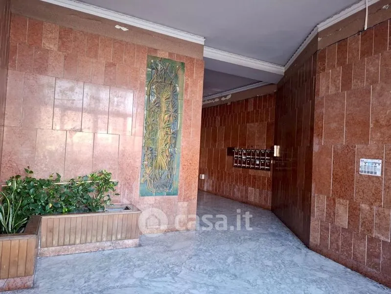 Esik - Four-Room Apartment with Balcony in Catania