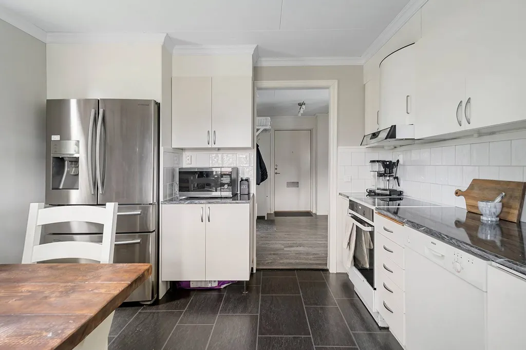 Cuisine - Renovated Apartment with West-Facing Balcony in Hea