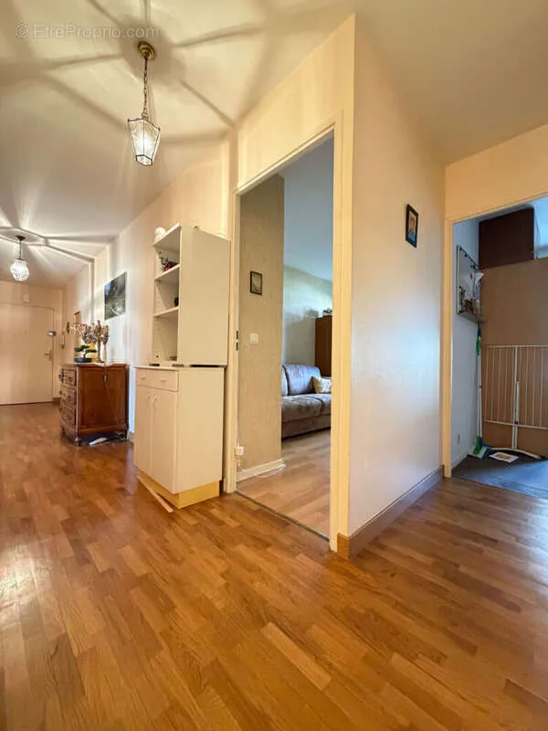 Entrée - Appartement de type F4 au rez-de-chaussée à Villejuif