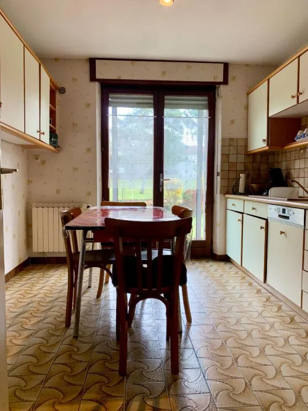 Salle à manger - Maison au Calme avec Terrain Clos à Proximité des Commodités