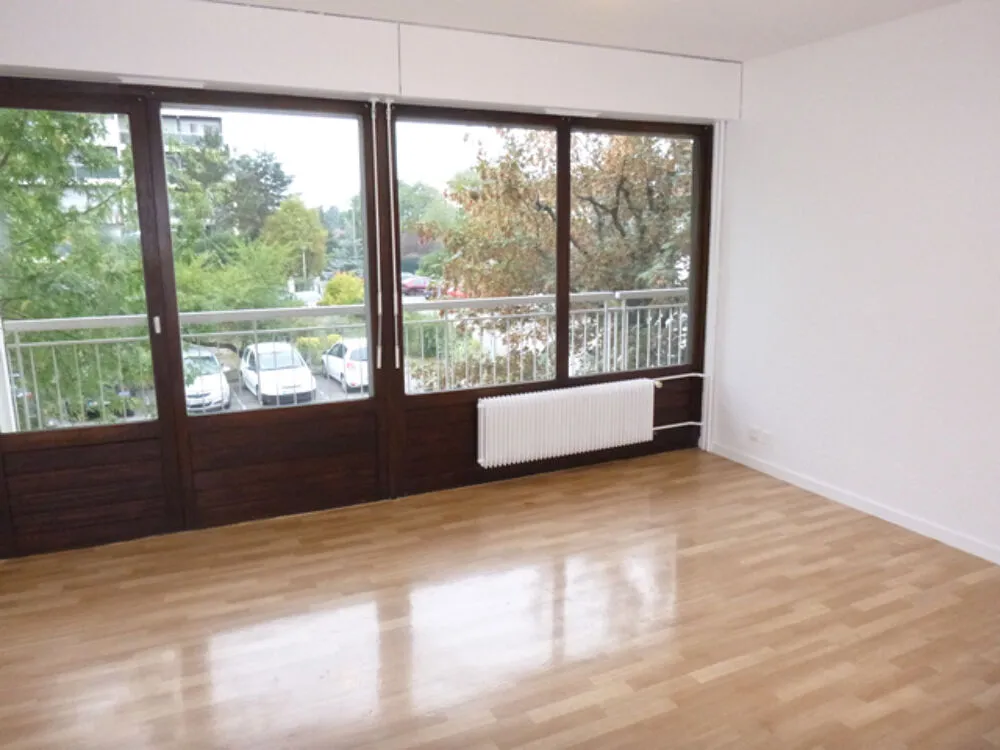 Toad - 2-Bedroom Apartment with Balcony in Ambilly