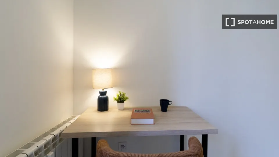 Bureau - Shared Room with Kitchen in Arapiles, Madrid