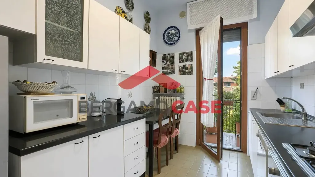 Cucina - Appartamento con tre balconi a Bergamo, zona stadio