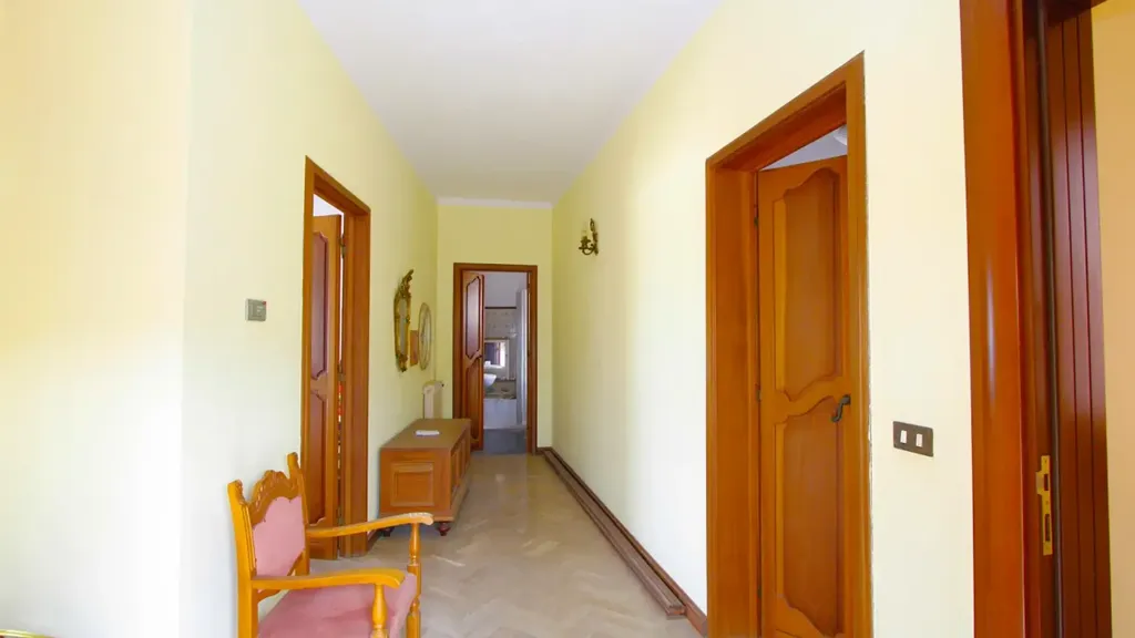Esik - Contemporary Apartment with Balcony in Matino