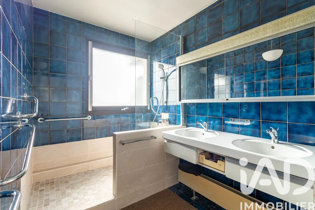 Salles de bain - Appartement Luxe avec Vue Panoramique sur la Tour Eiffel à Montparnasse