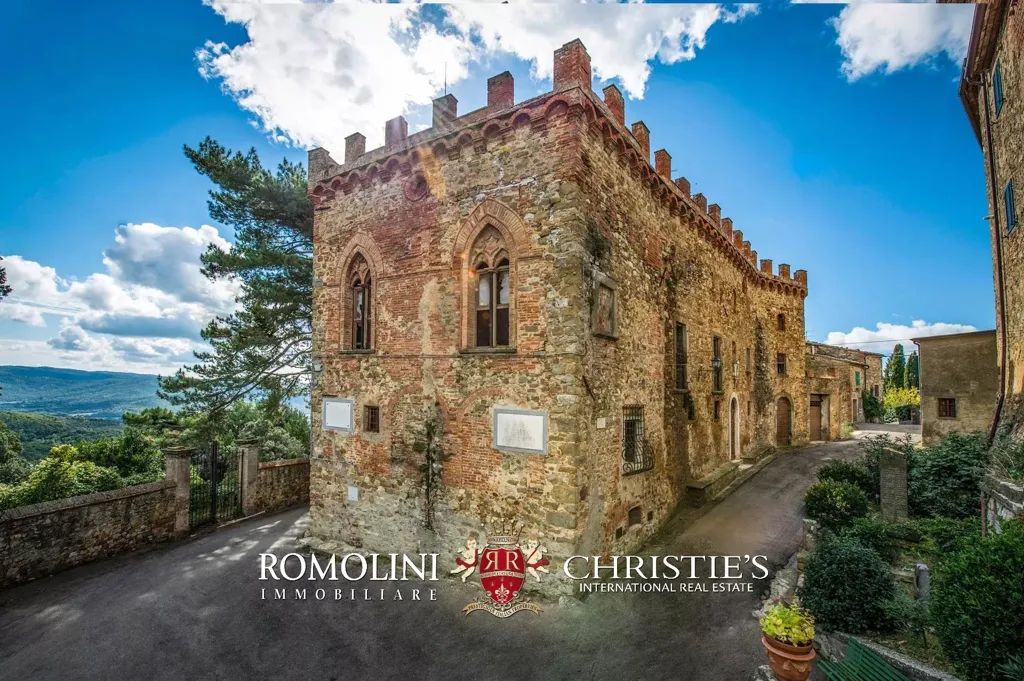 Välivaade - Medieval Castle for Restoration in Chianti Valley