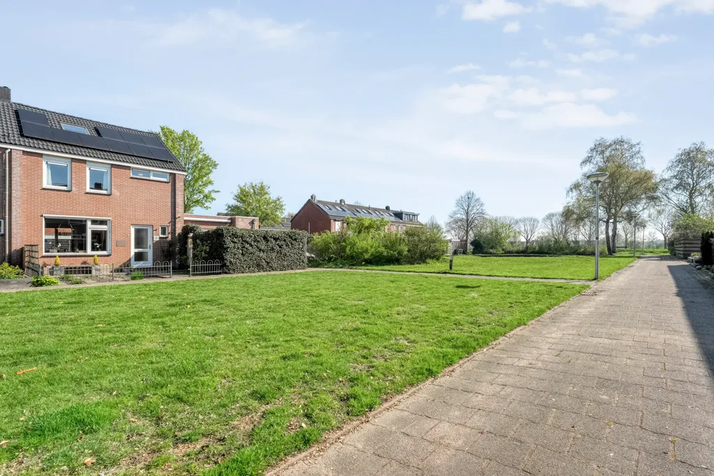 Aed - Spacious Corner House with Garden in Hoogeveen