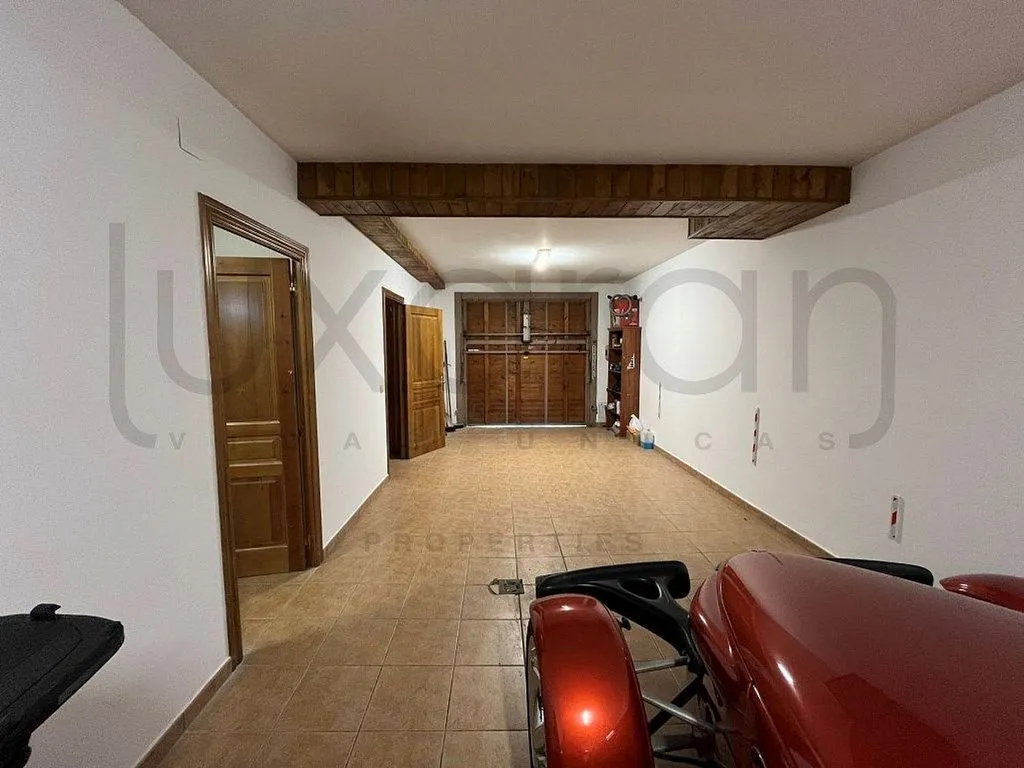 Garage - Luxury Semidetached House with River View in Vielha