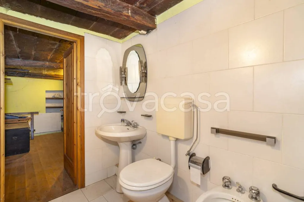 Bathrooms - Rustic Baita with Garden in Celle di Macra