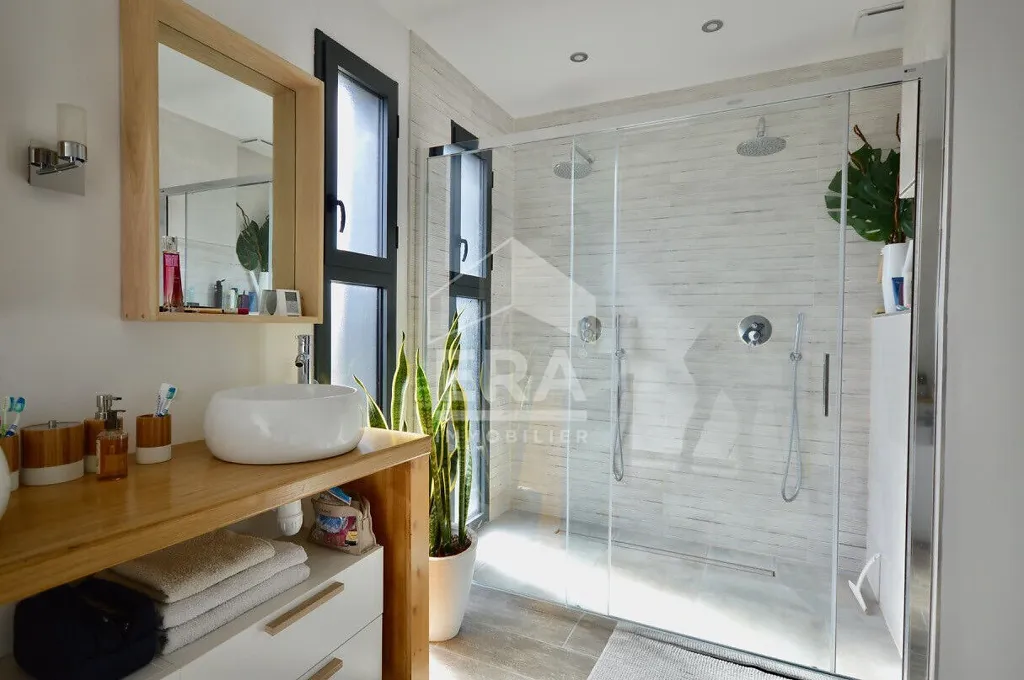 Salles de bain - Maison Rénovée avec Piscine à Gujan-Mestras