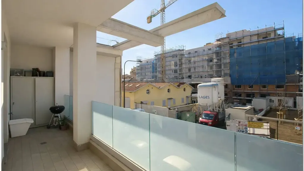 Rõdu - Modern Triplex with Terrace in Milan