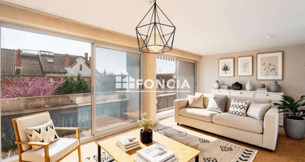 Soggiorno - Spacious T3 with Balcony in Central Location