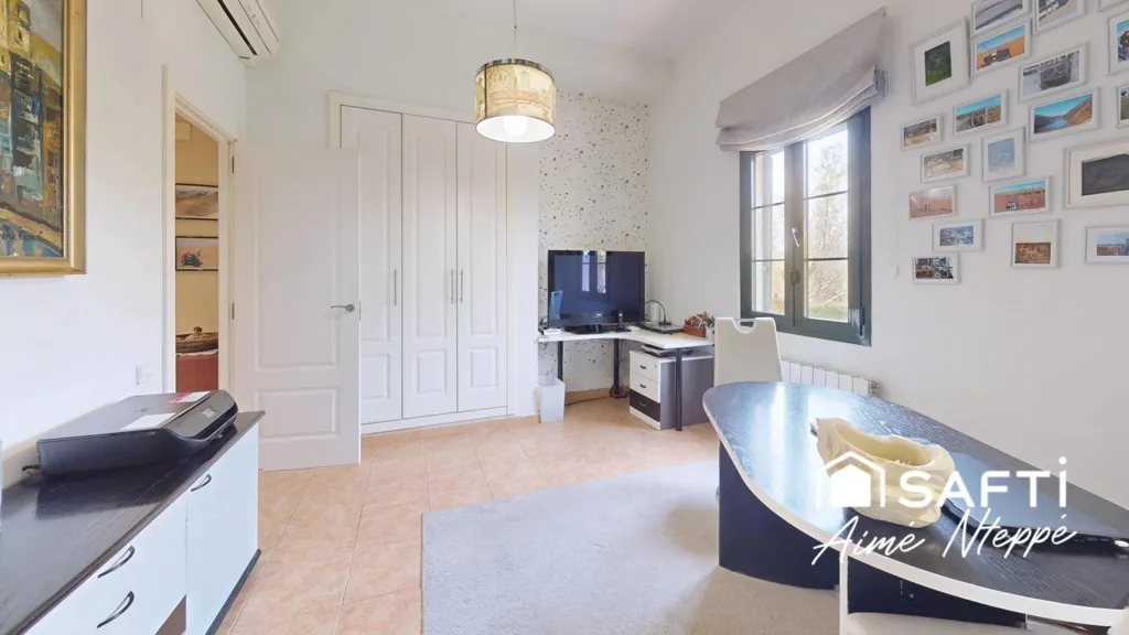 Bureau - Luxury Villa with Pool in Golf District, Girona