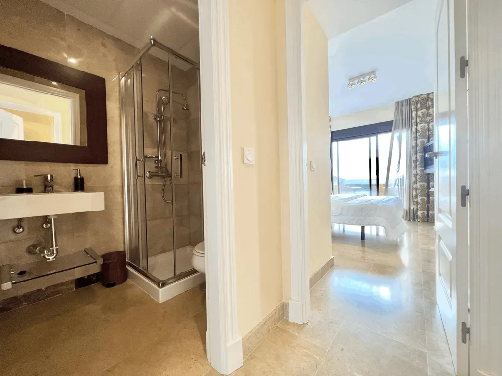 Salles de bain - Penthouse with Sea Views in La Alcaidesa