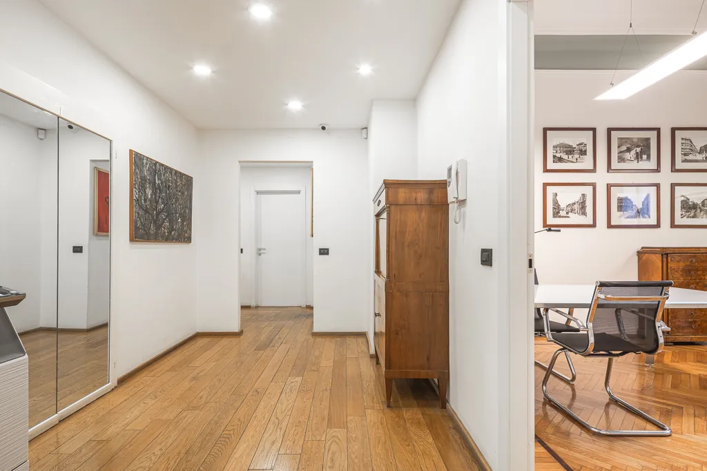Kabinet - Office with Conversion Potential in Milan