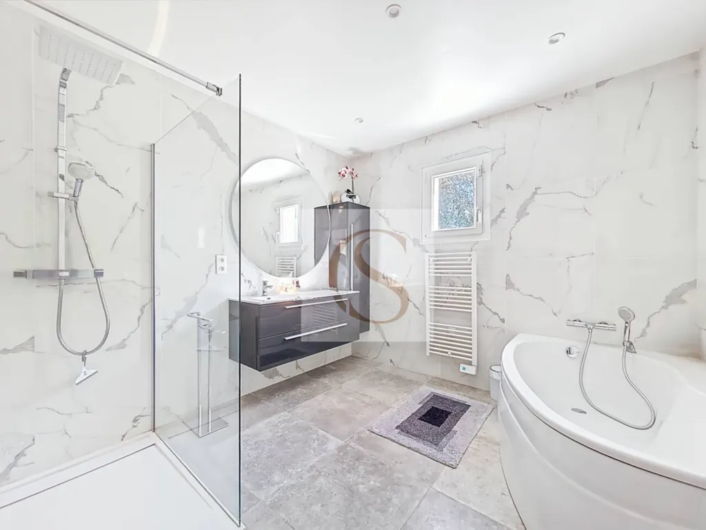 Salles de bain - Maison Récemment Construite avec Jardin à Cotignac