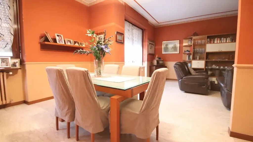 Dining Room - Four-Bedroom Apartment with Balcony in Monza