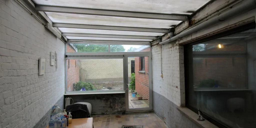 Esik - Renovatable House with Garden in Izegem