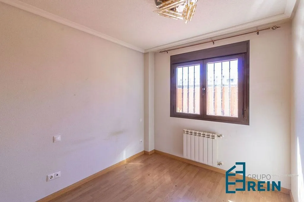 Rooms - 3-Bedroom Apartment with Garage in Recas