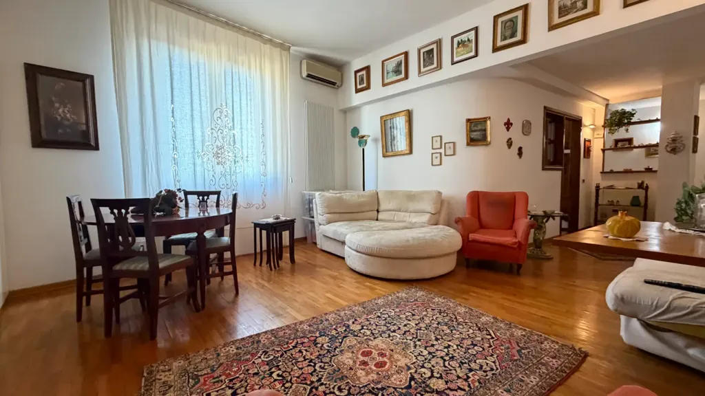 Soggiorno - Appartamento con terrazza e mansarda a Firenze