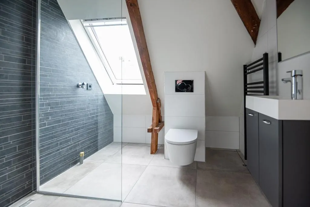 Salles de bain - Characterful Apartment with Skylight in City Centre