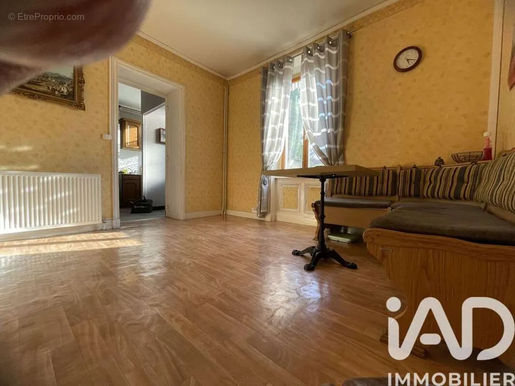 Elutuba - 11-Piece House with Balcony in Cours