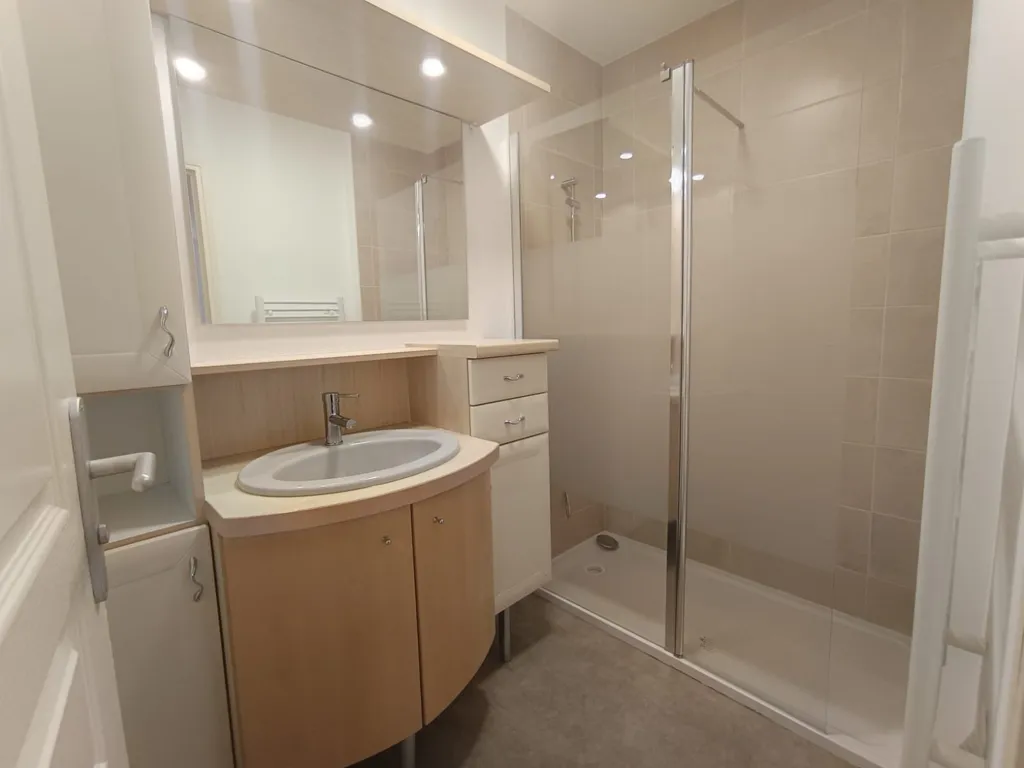 Vannitoad - 2-Bedroom Flat in Centre Écommoy