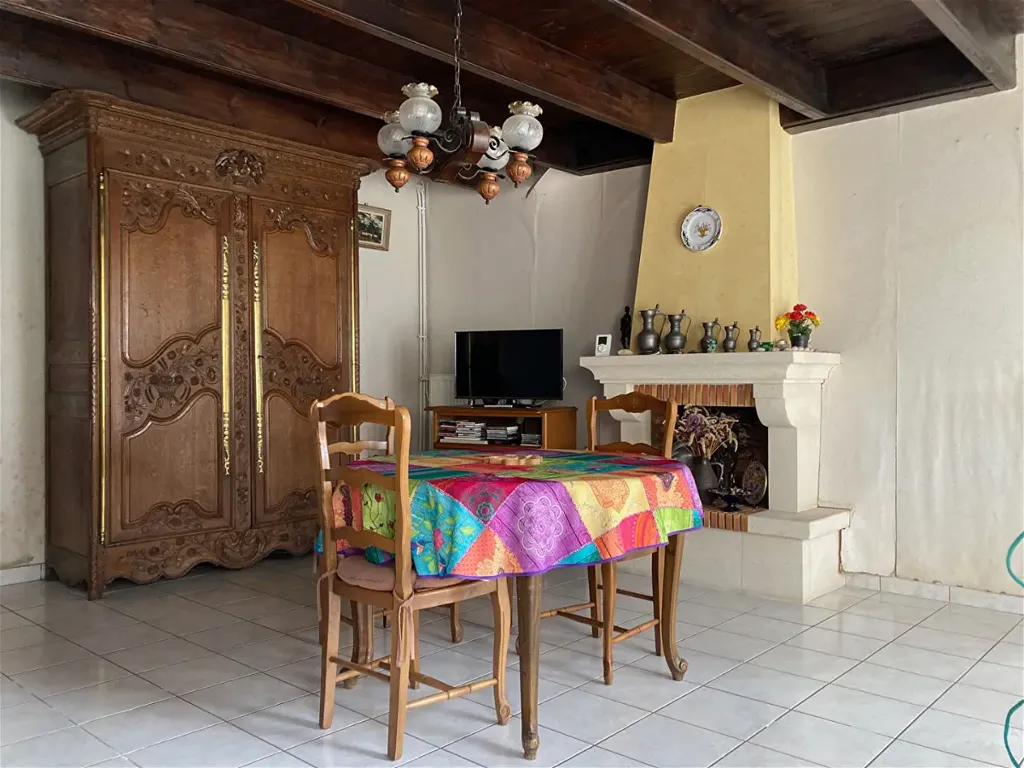 Salle à manger - Maison en Pierre à Bréhal avec Cheminée