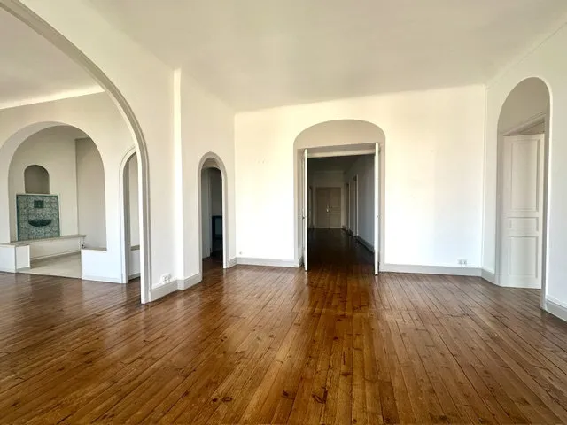 Elutuba - Bourgeois Flat with Balconies in Biarritz Centre