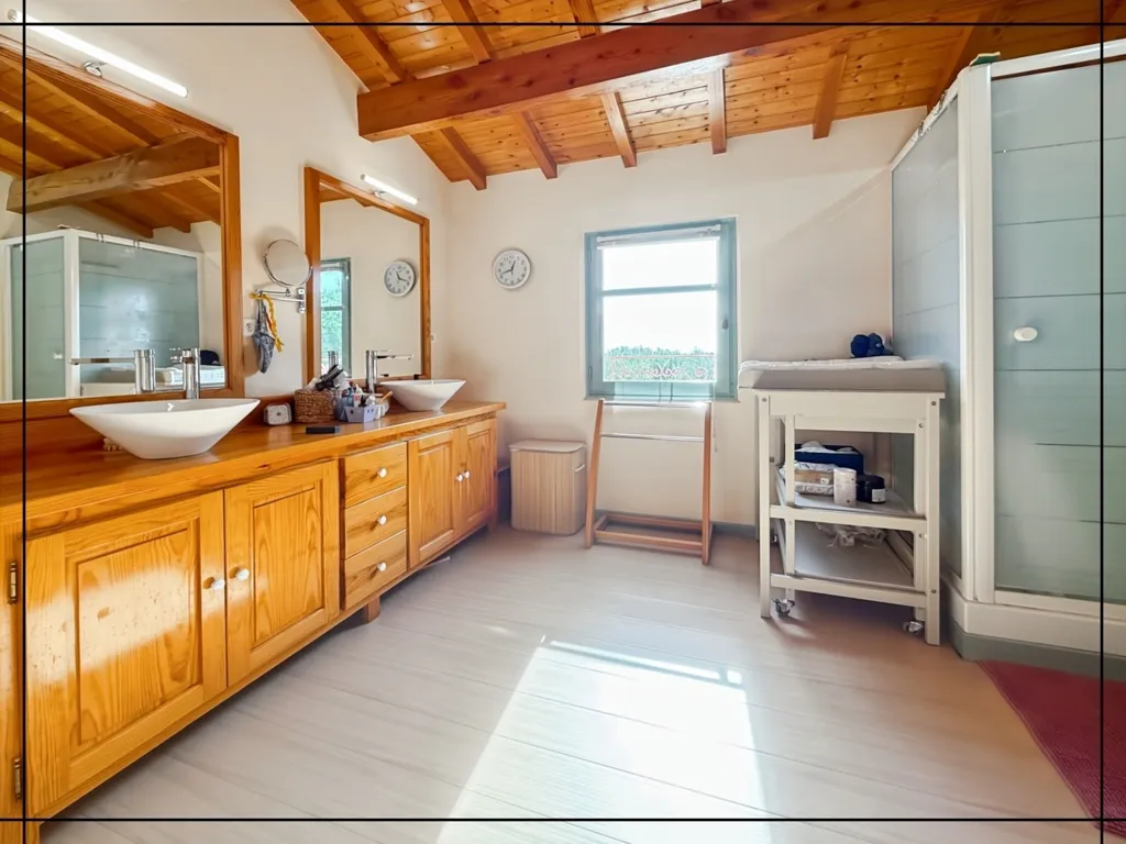 Bathrooms - Spacious Property with Valley View near Valence d'Agen