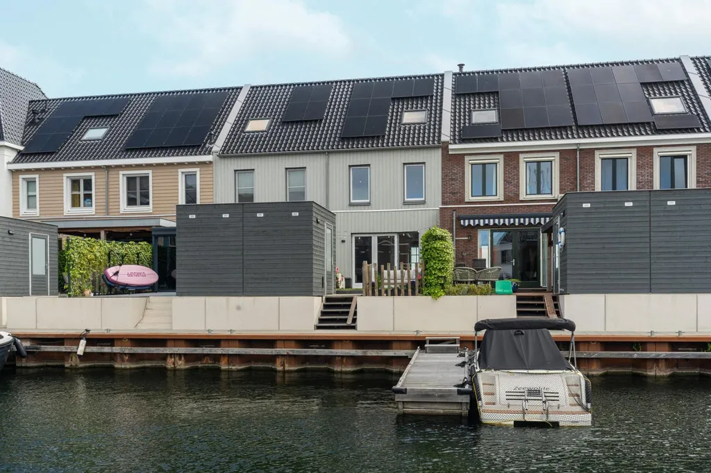 Välivaade - Modern Terraced House with Waterfront in Zeewolde