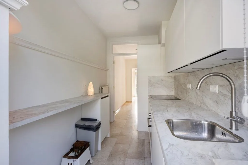 Köök - Bright Two-Bedroom Portiekflat in Benoordenhout