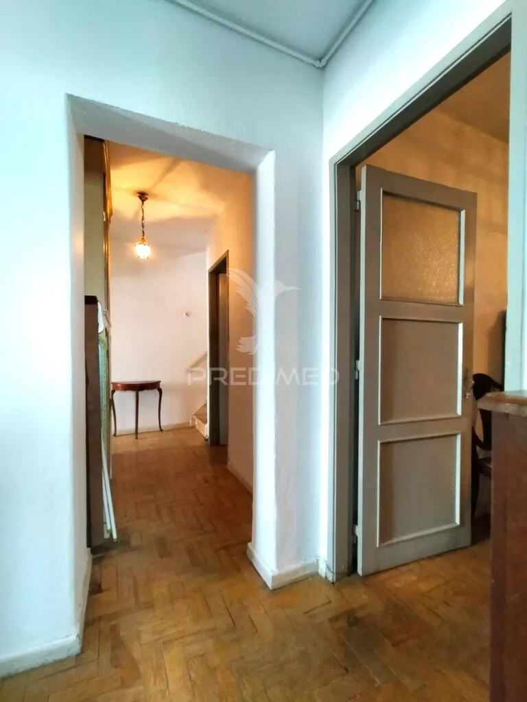 Esik - Inverted Duplex Apartment for Renovation in Alvalade, Lisbon