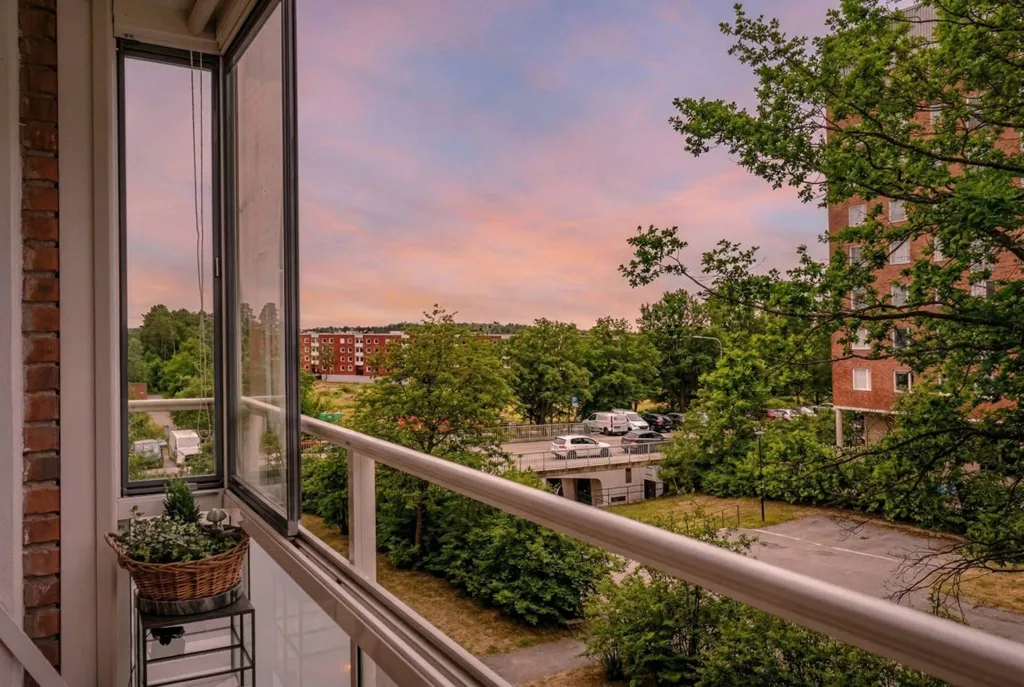 Balcone - Apartment with Glass Balcony in Huvudsta