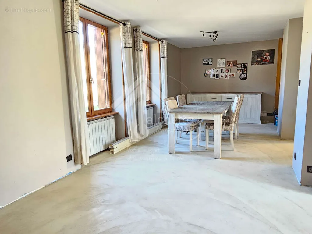 Sala da pranzo - Charming Mill House with Water Feature in Saint-Clément