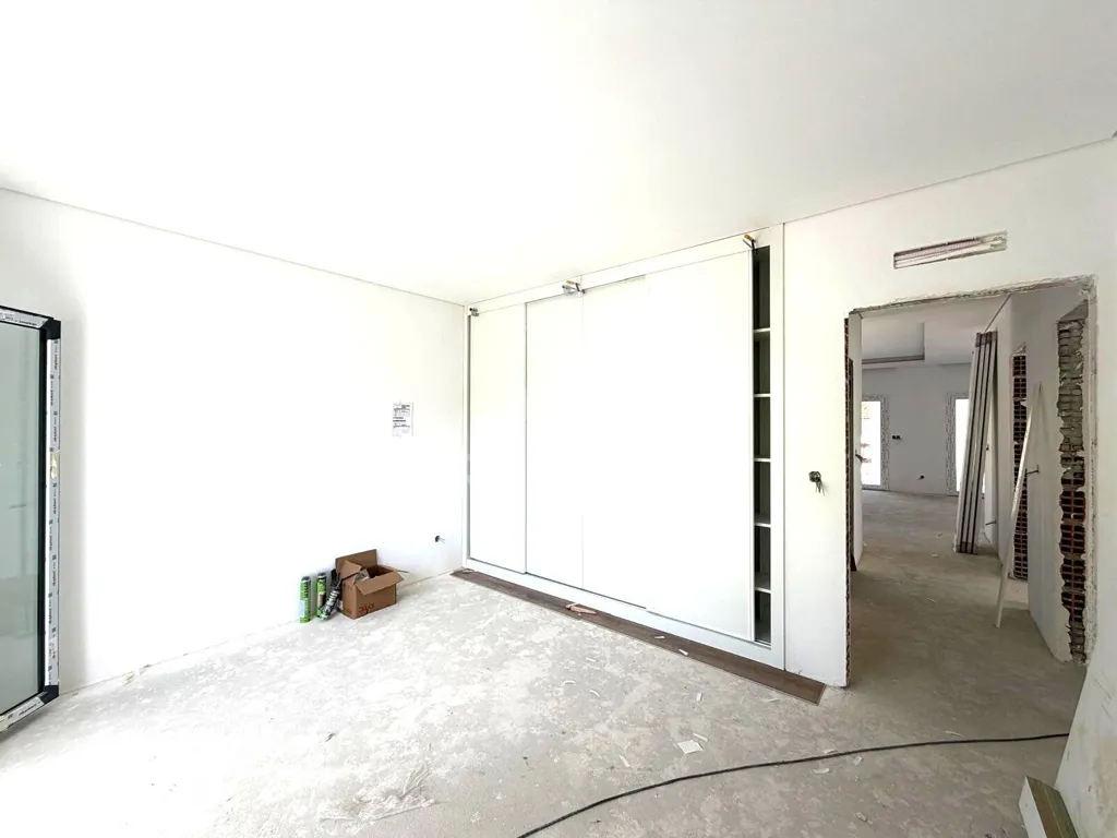 Pièces - Newly Built Villa with Pool in Seixal