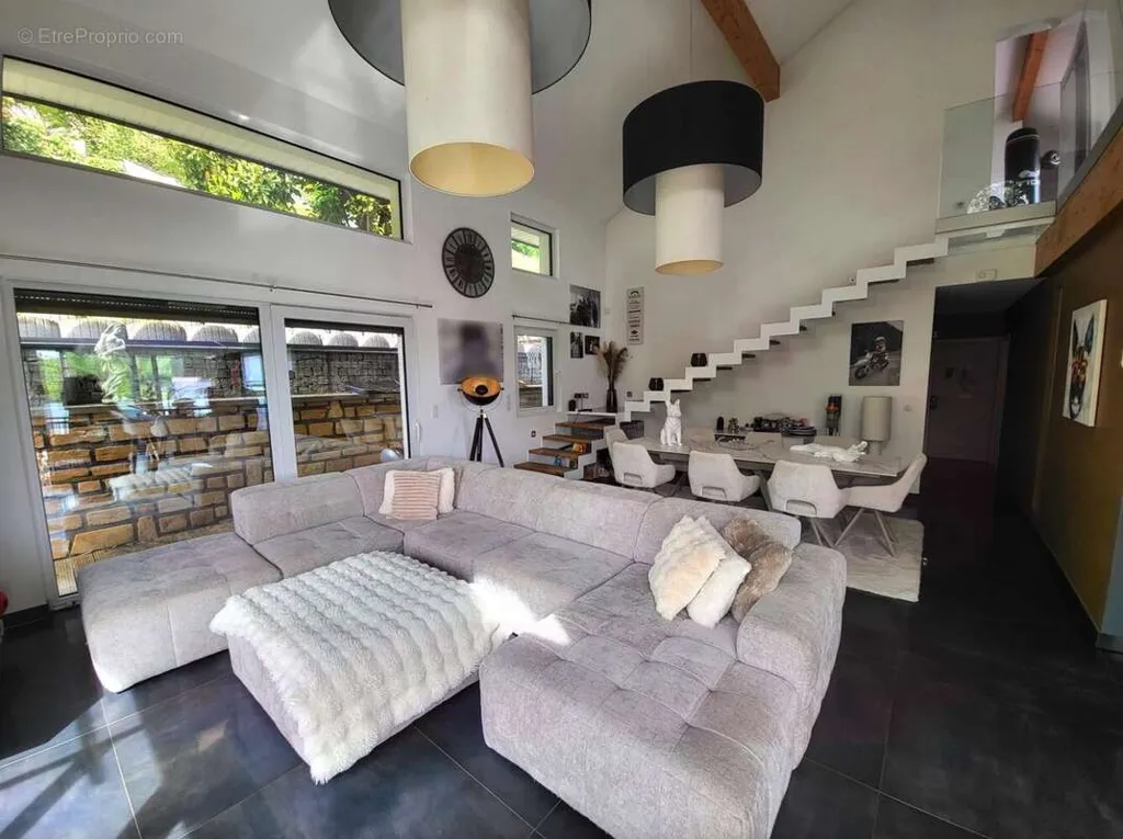 Séjour - Villa Familiale avec Piscine à Longwy