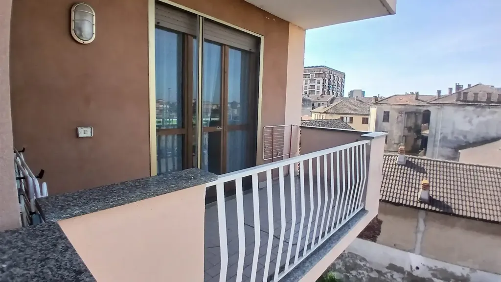 Balcon - Triplex Apartment with Balconies in Mortara