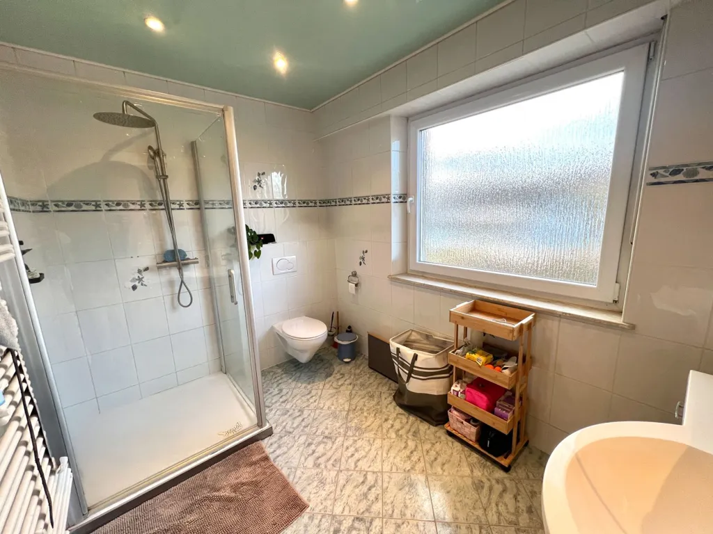 Salles de bain - Maison Lumineuse avec Jardin à Kayl