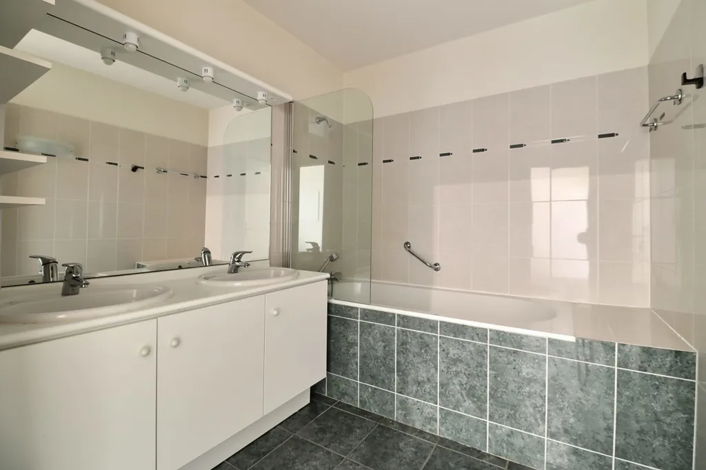 Bathrooms - Flat with Terrace in Chamalières