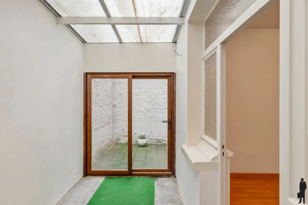 Esik - Fully Renovated Commercial Unit in Quellinstraat, Antwerp